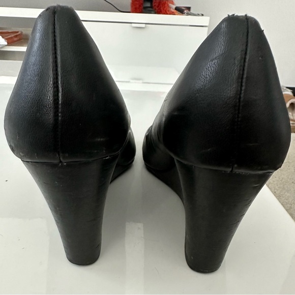 Nine West Black leather platform/wedge shoes size 10 Used - Picture 3 of 3
